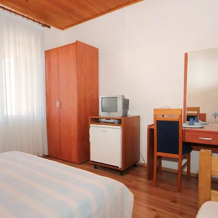 And By The Sea Mandre, Pag - 3557 Gasthof Kolan